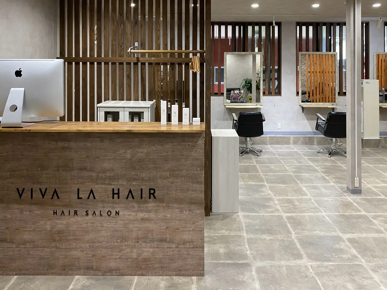 VIVA LA HAIR別府駅前店の受付とセット面