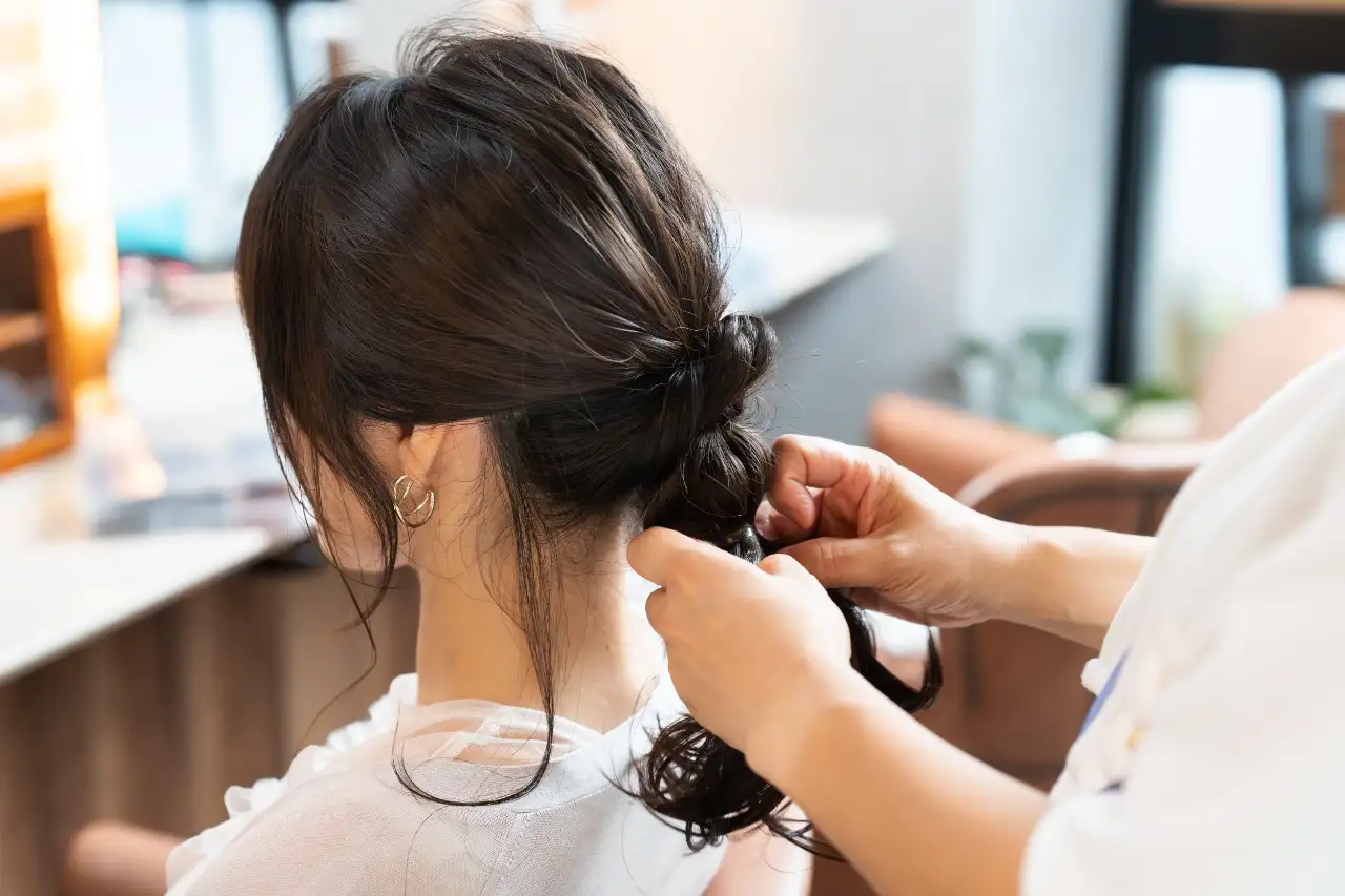 お客様のヘアセットを行うVIVA LA HAIRのスタッフ