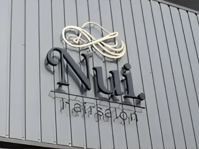 Nui.hair salon 別府石垣西の外観サイン